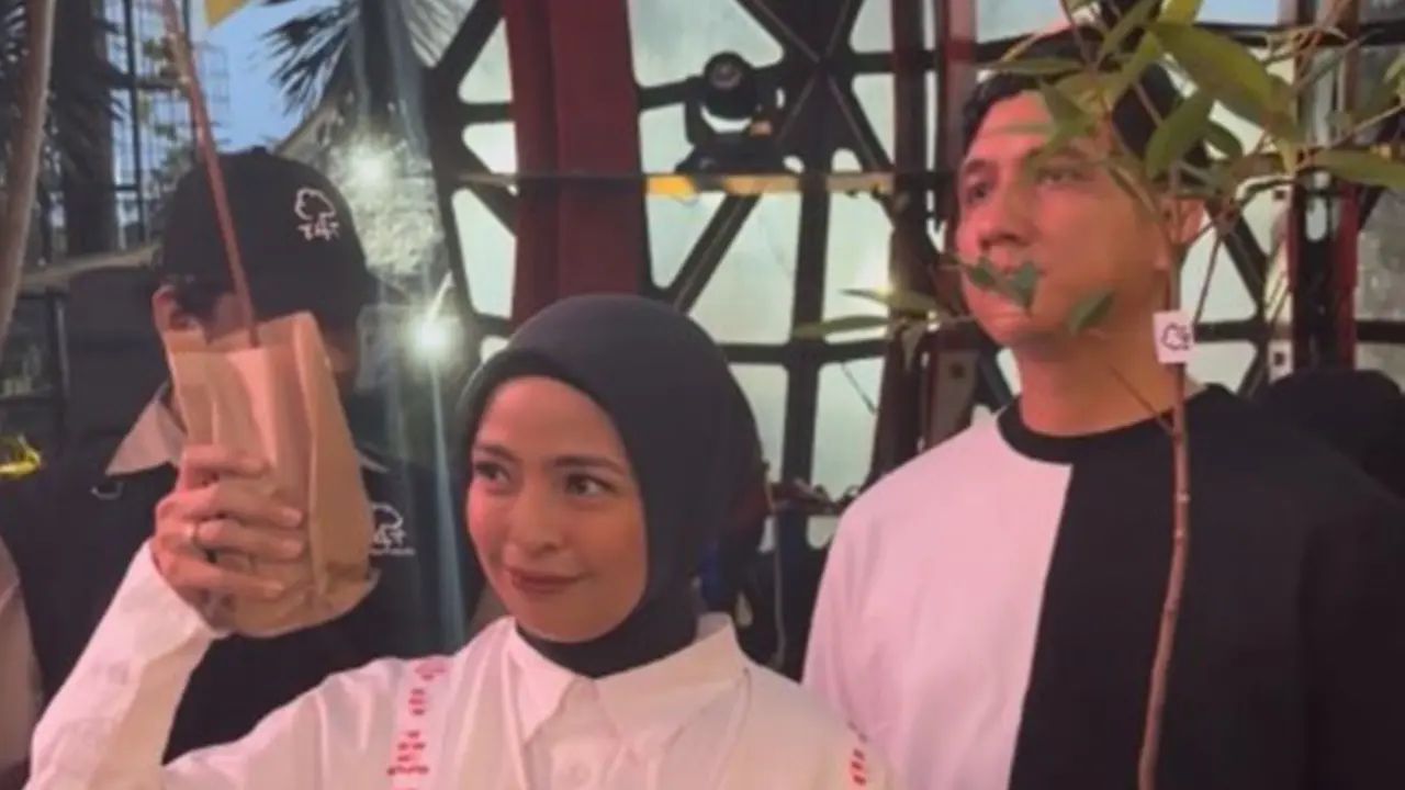 6 Potret Tantri dan Arda Bagi-bagi Bibit Pohon di Konser Amal untuk Sumatera