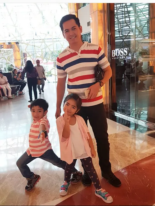 Selain hak asuh, dalam sidang yang tidak dihadiri tergugat itu juga mengatur kewajiban Tommy pada dua buah hatinya. Tommy diwajibkan membayar 5 juta rupiah setiap bulan hingga keduanya tumbuh dewasa. (Instagram/tommykurniawann)