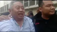 Lieus Sungkharisma tiba di Polda Metro Jaya usai ditangkap atas tuduhan makar. (dok. Merdeka.com)