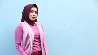 Meskipun mem-block beberapa pria yang telah mendekatinya dengan kata-kata mesra, setelah beberapa bulan kemudian komunikasi kembali dijalin Terry Putri. Alasannya karena silaturahmi tetap harus terjalin. (Nurwahyunan/Bintang.com)