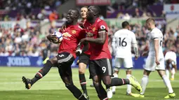 Para pemain Manchester United merayakan gol  Eric Bailly saat melawan Swansea City pada lanjutan Premier League di Liberty Stadium, Swansea, (19/8/2017). (Nick Potts/PA via AP)