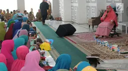 Pendakwah Mamah Dede memberi Tausyiah mengenai musibah di Indonesia di Masjid al i'tisom, Ciputat, Senin (15/10). Tausiah dalam rangka menjalin silaturahmi sekaligus sebagai doa bersama untuk korban gempa dan tsunami di Palu. (Merdeka.com/Arie Basuki)