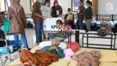 Lansia penghuni Panti Jompo Tresna Werdha Budi Mulia 1 beristirahat saat Panitia Pemungutan Suara (PPS) mendampingi lansia lainnya menggunakan hak pilih dalam Pemilu 2019 di Cipayung, Jakarta Timur, Rabu (17/4). Pendampingan dilakukan terhadap lansia yang sakit. (Liputan6.com/Immanuel Antonius)
