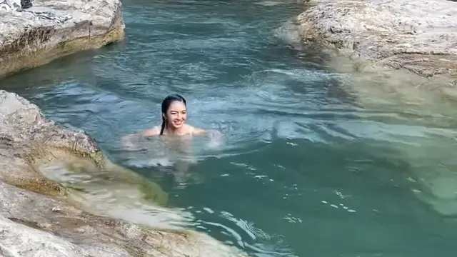 Raline Shah di air terjun (Instagram/ralineshah)