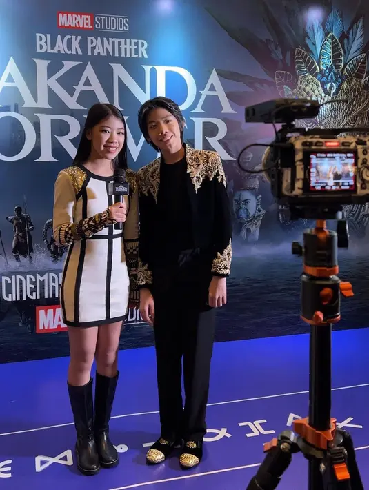 Outfit khusus yang dipersiapkan Mischa dan Devon lainnya adalah saat nonton premiere Black Panther: Wakanda Forever yang merangkul gaya para cast  Letitia Wright dan mending Chadwick Boseman [@mischkadevon]