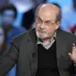 Penulis Inggris Salman Rushdie mengambil bagian dalam acara TV "Le grand journal" di set Saluran TV Prancis+ di Paris, 16 November 2012. (KENZO TRIBOUILLARD/AFP)