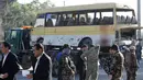 Salah satu bus yang terkena serangan bom di evakuasi petugas di pinggiran barat Kabul, Afghanistan, Kamis (30/6). Sebanyak 27 orang dikabarkan tewas dalam peristiwa naas tersebut. (REUTERS/ Omar Sobhani)