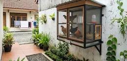 Kandang Ayam Tempel Dinding Model Lemari Gantung. [Gemini AI]