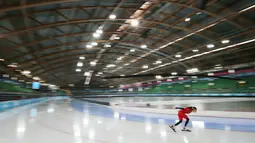 Seorang atlet Speed Skating berlatih di Hamar Olympic Hall Viking Ship jelang Winter Youth Olympic Games di Lillehammer, Norwegia, (10/2/2016). (AFP/Youth Information Service (YIS)/IOC/Jed Leicester)