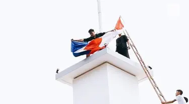 Warga Surabaya hadiri peringatan 73 tahun perobekan bendera Belanda di Hotel Majapahit. Aksi ini diwarnai isak tangis para veteran perang.