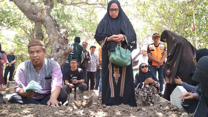 Jenazah penyelam Lion Air Syachrul Anto dimakamkan di Suabaya, Jawa Timur. (Liputan6.com/ Dian Kurniawan)
