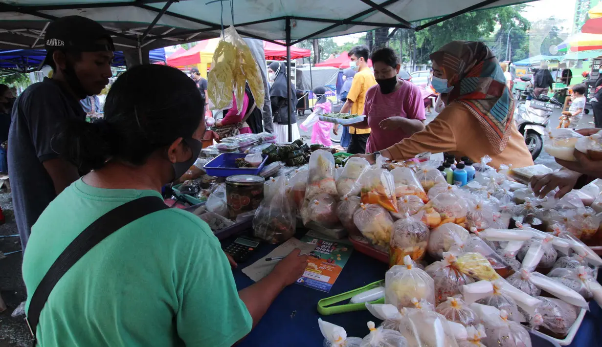 Penjual melayani pembeli makanan untuk berbuka puasa (takjil) di kawasan Pasar Lama, Kota Tangerang, Selasa (20/4/2021). Bulan Ramadhan, membuat sejumlah pedagang takjil musiman bermunculan dan menawarkan aneka makanan dan minuman untuk umat Islam yang menjalankan puasa. (Liputan6.com/Angga Yuniar)