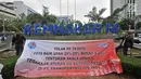 Buruh membentangkan spanduk berisi tuntutan di depan Gedung Kementerian Ketenagakerjaan, Jakarta, Rabu (24/10). Aksi yang diikuti oleh ratusan buruh se-Jabodetabek ini menuntut pemerintah mencabut PP No. 78 Tahun 2015. (Merdeka.com/Iqbal S. Nugroho)