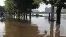 Hujan yang mengguyur Jakarta sejak Minggu (8/2) lalu, membuat Waduk Ria Rio meluap. Sejumlah warga tampak mengamati banjir yang melanda wilayah mereka di kawasan Perumahan Pulomas, Jakarta, Selasa (10/2/2015). (Liputan6.com/Herman Zakharia)