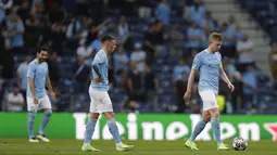 Para pemain Manchester City tampak lesu usai gawangnya kebobolan dari pemain Chelsea pada laga final Liga Champions di Stadion Dragao, Minggu (30/5/2021). Chelsea sementara unggul 1-0 di babak pertama. (AP/Manu Fernandez, Pool)