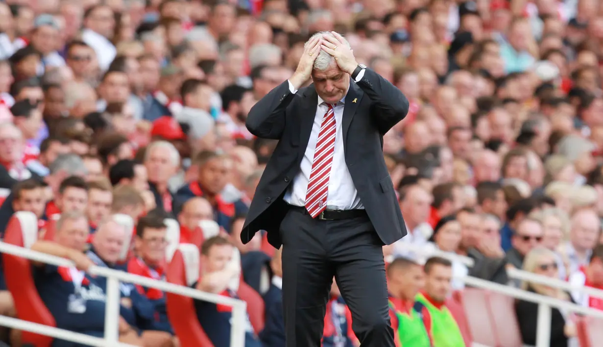 Ekspresi pelatih Stoke City saat melawan Arsenal dalam lanjutan Liga Premier Inggris di Stadion Emirates, London. Sabtu (12/9/2015). (EPA/Sean Dempsey)