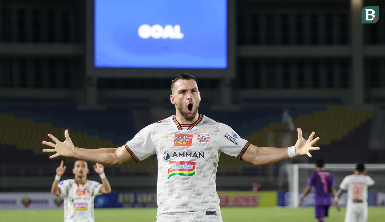 Pemain Persija Jakarta, Marko Simic melakukan selebrasi usai mencetak gol penyeimbang 2-2 ke gawang Persik Kediri dalam laga pekan ke-10 BRI Liga 1 2021/2022 di Stadion Manahan, Solo, Sabtu (30/10/2021). (Bola.com/Bagaskara Lazuardi)