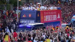 Sejumlah pemain timnas Spanyol merayakan kemenangan saat diarak menggunakan bus terbuka menuju Cibeles Square saat perayaang kemenangan Euro 2024 di Madrid, Spanyol, Senin (15/07/2024) waktu setempat. (AFP/Cesar Manso)