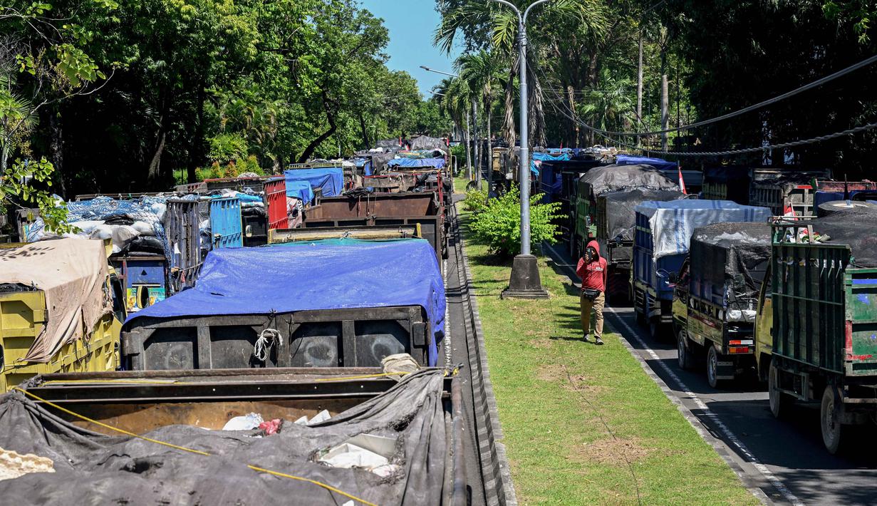 Aksi ini merupakan respons atas keputusan Kementerian Lingkungan Hidup yang mulai membatasi masuknya sampah organik ke Tempat Pembuangan Akhir (TPA) Suwung sejak 1 April 2026. Tampak dalam foto, massa memprotes keputusan pemerintah untuk melarang pembuangan sampah organik di Tempat Pembuangan Akhir (TPA) Sampah, Suwung, menjelang penutupan permanen yang direncanakan akhir tahun ini, di Denpasar, Bali, pada Kamis 16 April 2026. (SONNY TUMBELAKA/AFP)