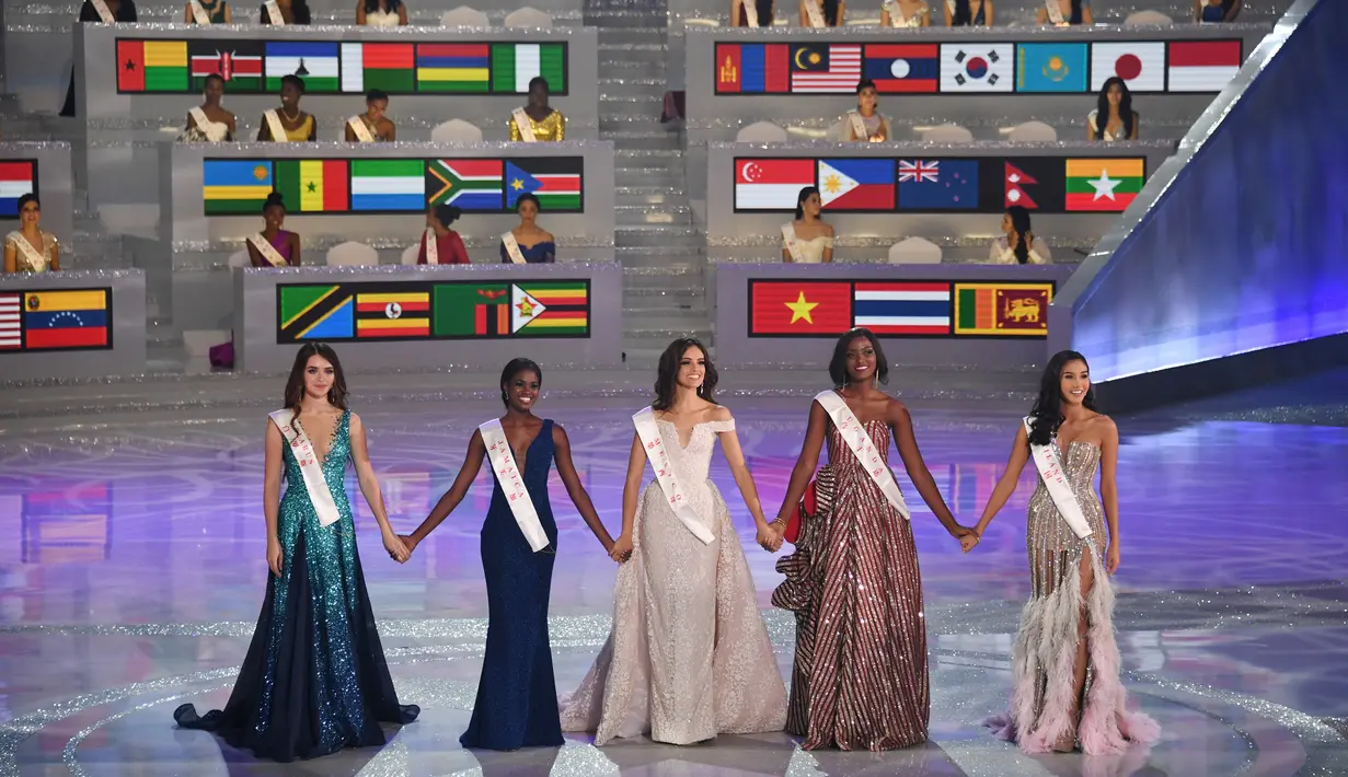Miss Belarus Maria Vasilevich, Miss Jamaika Kadijah Robinson, Miss Meksiko Vanessa Ponce de Leon, Miss Uganda Quiin Abenakyo dan Miss Thailand Nicolene Pichapa Limsnukan selama final Miss World 2018 di Sanya, Tiongkok (8/12). (AFP Photo/Greg Baker)