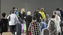 Wisatawan asing berjalan setibanya di Bandara Internasional Haneda, Tokyo, Selasa (11/10/2022). Kebijakan pelonggaran persyaratan kontrol perbatasan Covid-19 merupakan langkah akan menghidupkan kembali industri pariwisata Jepang yang sempat "mati suri" akibat pandemi Covid-19. (AP Photo/Eugene Hoshiko)