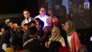 Peserta Emtek Goes to Campus (EGTC) 2017 berswafoto dengan Menhub Budi Karya Sumadi di Universitas Gadjah Mada, Yogyakarta, Selasa (31/10). EGTC 2017 berlangsung dua hari pada Selasa 31 Oktober 2017 dan Rabu 1 November 2017. (Liputan6.com/Helmi Afandi)