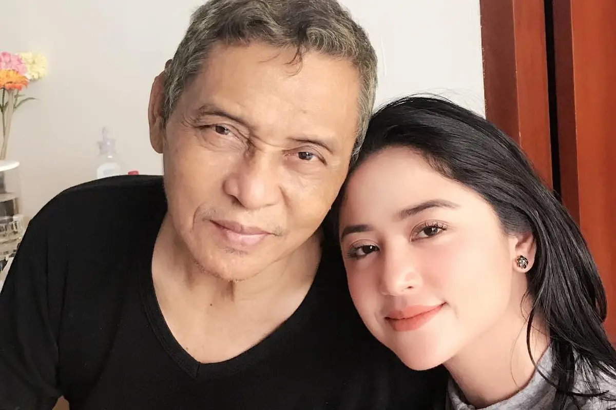 Dewi Perssik dan ayahnya