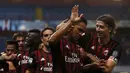 Carlos Bacca disambut rekan-rekannya setelah mencetak gol kemenangan AC Milan atas Sampdoria pada lanjutan Serie A di Stadion Luigi Ferraris, Genoa, Sabtu (17/9/2016) dini hari WIB. (AFP/Marco Bertorello)