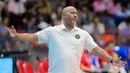 Di set kedua, performa tim voli putri Indonesia sempat menurun. Kondisi tersebut dimanfaatkan Filipina untuk menang jauh dengan skor 25-13 sekaligus menyamakan kedudukan. Tampak dalam foto, pelatih tim voli putri Indonesia, Marcos Sugiyama, saat memimpin anak asuhnya melawan Filipina pada laga final SEA Games 2025 di Indoor Stadium Huamark, Bangkok, Thailand, Senin (15/12/2025). (Bola.com/Bagaskara Lazuardi)