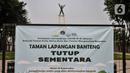Spanduk penutupan di depan Lapangan Banteng, Jakarta, Selasa (15/9/2020). Lapangan Banteng dan hutan kota lainnya di Ibu Kota Kembali ditutup sementara selama penerapan pembatasan sosial berskala besar (PSBB) Jakarta guna menekan penyebaran Covid-19 di ruang publik. (merdeka.com/Iqbal Nugroho)
