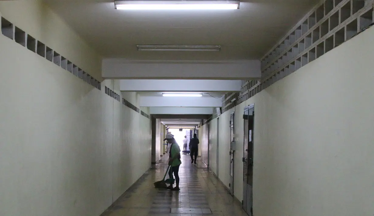 Suasana lorong yang terdapat di Stadion National Olympic, Phnom Penh, Rabu (20/2). Stadion ini menjadi salah satu venue yang menggelar laga Piala AFF U-22 2019. (Bola.com/Zulfirdaus Harahap)