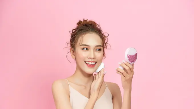 Trik Menggunakan Cushion pada Kulit Bertekstur, Biar Hasil Makeup Makin Flawless