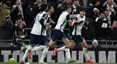 Pemain Tottenham Hotspur merayakan gol nan dicetak oleh Son Heung-min (kanan) ke gawang Manchester United pada laga perempat final Carabao Cup 2024/2025 di Tottenham Hotspur Stadium, London, Jumat (20/12/2024). (AFP/Ben Stansall)