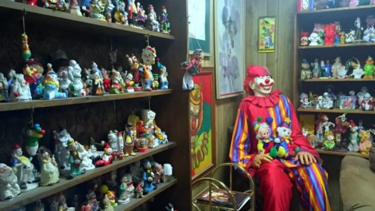 hotel angker, hotel menyeramkan, badut