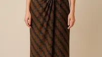 6 Ide Padu padan Rok Lilit Batik dengan Atasan Putih, Hijaber Tampil Stylish dan Modern