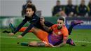 Bek Manchester City, Nicolas Otamendi, berduel dengan pemain Moenchengladbach, Fabian Johnson, pada laga kelima Grup C Liga Champions di Borussia-Park, Rabu (23/11/2016). (AFP/Patrik Stollarz)