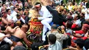 Sejumlah warga berebut gunungan menjelang 1 Suro di Padepokan Wulan Tumanggal Desa Dukuh Tengah, Tegal, Jateng, Jumat (24/10/2014) (Antara Foto/Oky Lukmansyah)