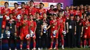 Timnas Indonesia menyanyikan lagu kebangsaan Indonesia Raya di podium saat merayakan kemenangan medali emas dalam pertandingan final sepak bola putra melawan Thailand dalam SEA Games ke-32 di Phnom Penh pada 16 Mei 2023. (MOHD RASFAN/AFP)