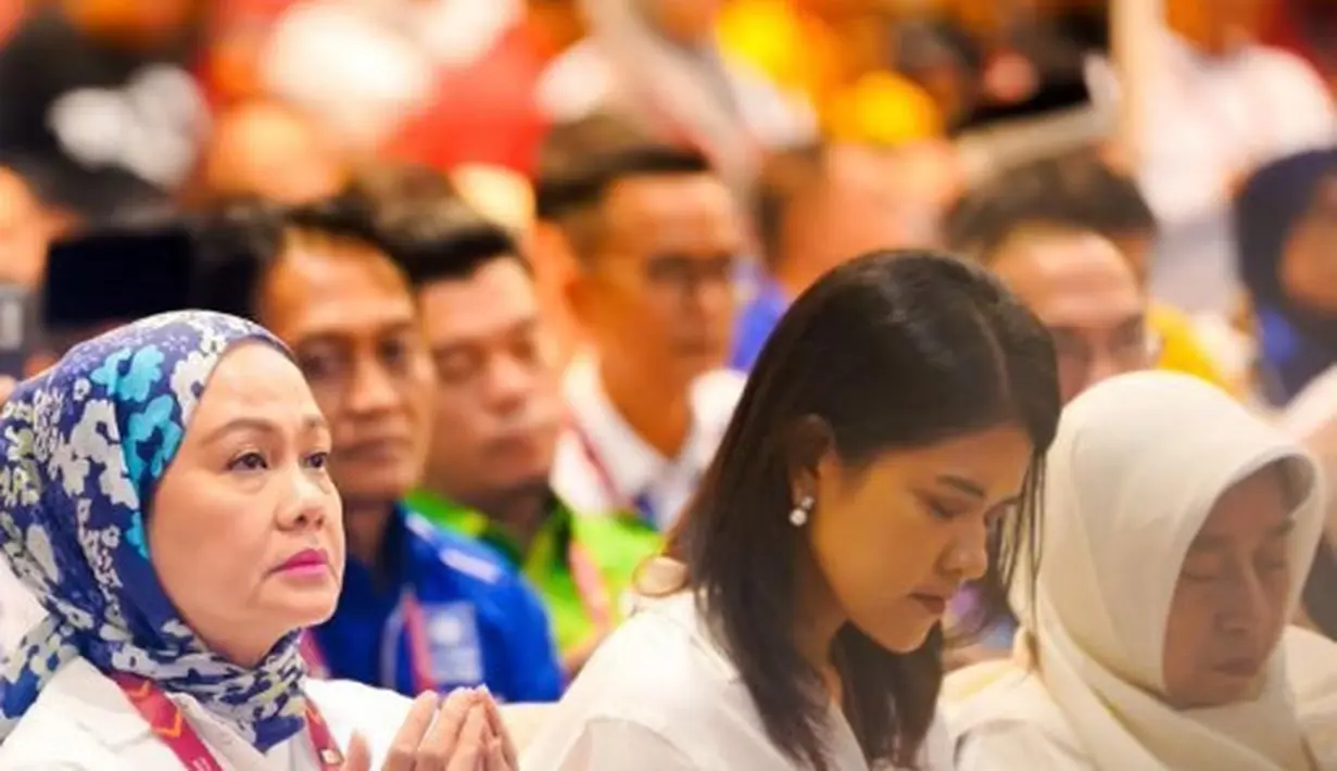 Kahiyang juga mengenakan aksesori anting-anting mutiara yang membuat tampilannya sederhana namun tetap elegan. 
@amex_sabbath