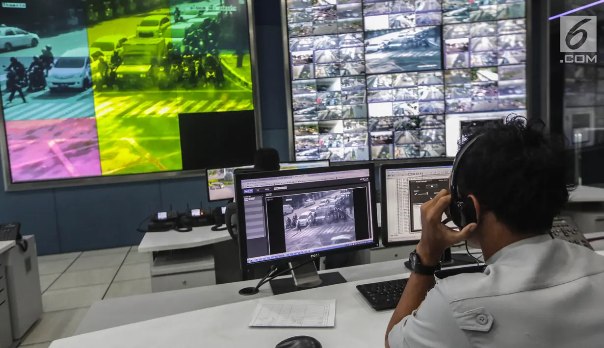 Petugas memantau kondisi lalu lintas melalui monitor kamera pengawas (CCTV) berpengeras suara di ruang Network Operation Center (NOC) Unit Pelayanan Sistem Pengendali Lalu Lintas (UP SPLL) Dishub DKI Jakarta, Kamis (5/10). (Liputan6.com/Faizal Fanani)