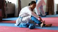 Karateka putri Indonesia, Srunita Sari memasang pengaman saat berlatih persiapan SEA Games 2017 di The Belezza, Permata Hijau, Jakarta, Senin (10/8/2017). Karate akan bertanding pada 22-24 Agustus 2017. (Bola.com/Nicklas Hanoatubun)