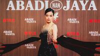 Gaya memukau Eva Celia di pemutaran perdana film zombie 'Abadi Nan Jaya'. [IG: @evacelia]