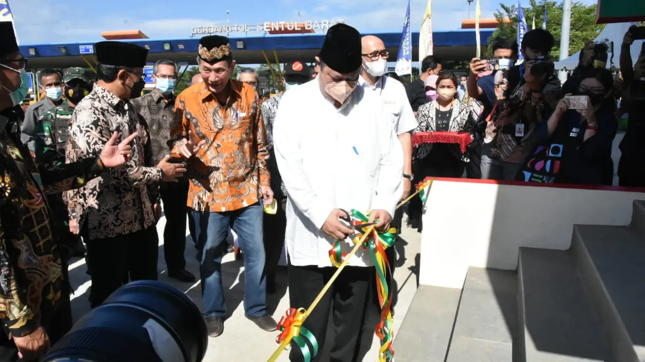 Menko Perekonomian Airlangga Hartarto meresmikan Masjid Jami Tine Tang yang berlokasi di samping Gerbang Tol Sentul Barat, Bogor, Jawa Barat. (Istimewa)