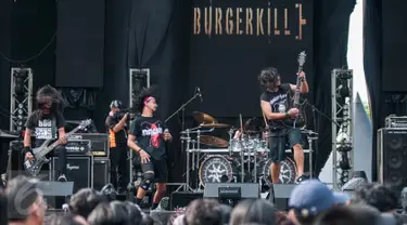 Band Metal asal Bandung, Burgerkill saat tampil dalam festival metal "Hammersonic 2017" di Ecopark Ancol, Jakarta, Minggu (7/5). Festival Metal terbesar di Asia Tenggara ini banyak mengahadirkan Band Metal yang terkenal. (Liputan6.com/Gempur M. Surya)