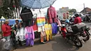 Pedagang menawarkan jas hujan di kawasan Jatinegara, Jakarta Timur, Rabu (11/11/2015). Memasuki musim hujan, penjualan jas hujan di kawasan tersebut mulai mengalami peningkatan. (Liputan6.com/Immanuel Antonius)