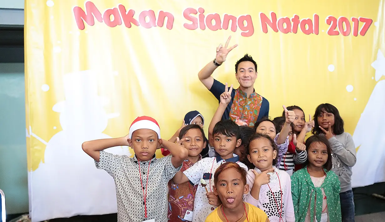 Daniel mengatakan hampir setiap tahun menyempatkan diri untuk merayakan natal bersama anak- anak panti asuhan dan lansia. Sbab Ia ingin menyebarkan kebaikan natal. (Bambang E. Ros/Bintang.com)