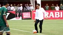 Presiden Joko Widodo menendang bola ke arah pemain PSS saat pembukaan turnamen Piala Presiden 2017 di Stadion Maguwoharjo, Sleman, Sabtu (4/2). 31.000 penonton menyaksikan laga pembuka turnamen Piala Presiden 2017. (Liputan6.com/Helmi Fithriansyah)