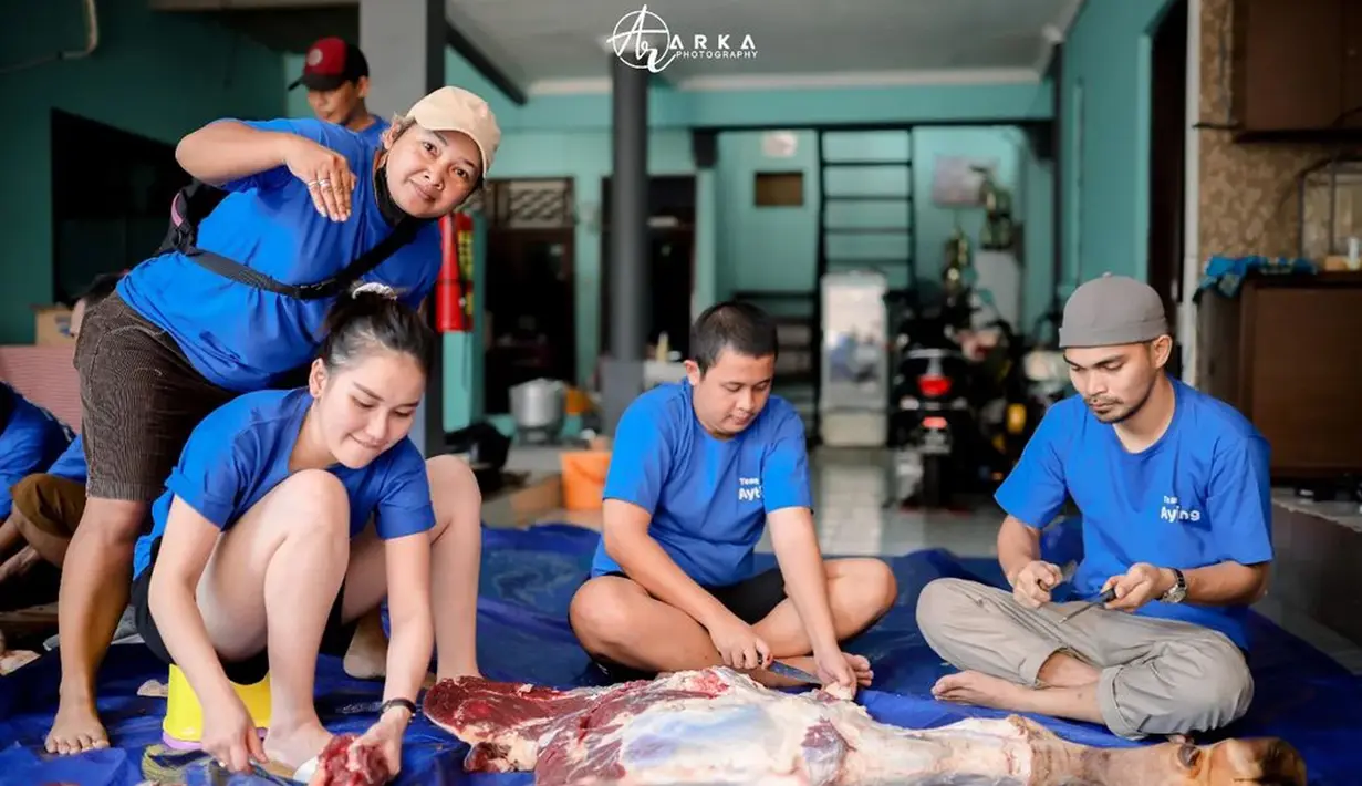 "Kite jadi tukang daging tiap tahun hehe. Waktunye kite motong daging guys," tulis Ayu Ting Ting pada keterangan pada foto yang dia unggah. (Instagram/ayutingting92)
