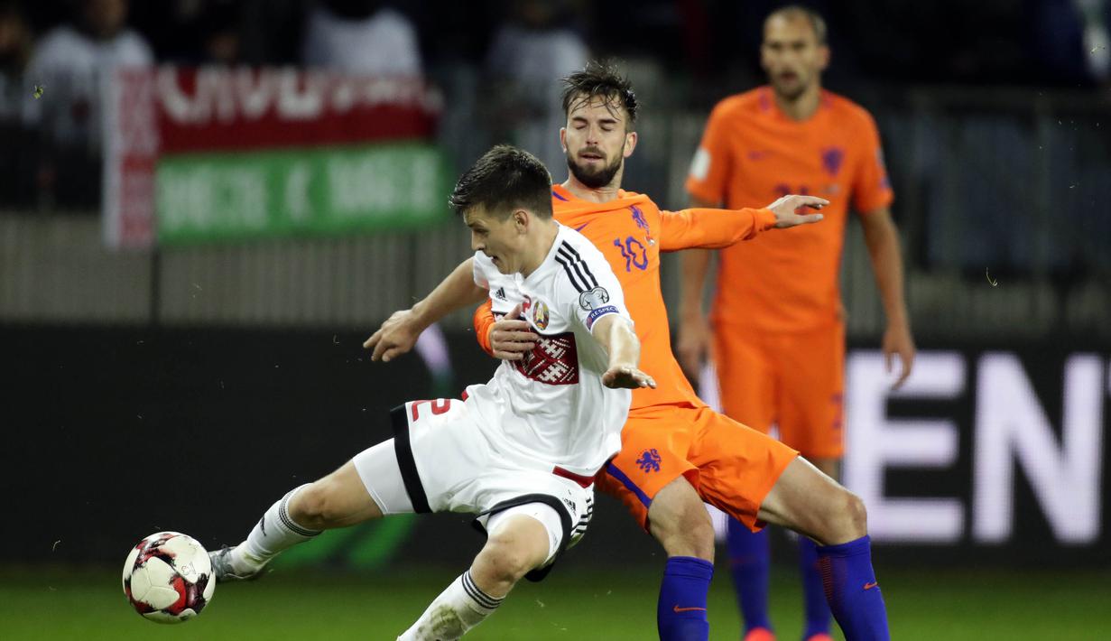 Gelandang Belanda, Davy Propper, menahan pergerakan gelandang Belarusia, Stanislav Dragun, pada laga kualifikasi Piala Dunia 2018 di Stadion Borisov Arena, Borisov, Sabtu (7/10/2017). Belarusia kalah 1-3 dari Belanda. (AP/Sergei Grits)