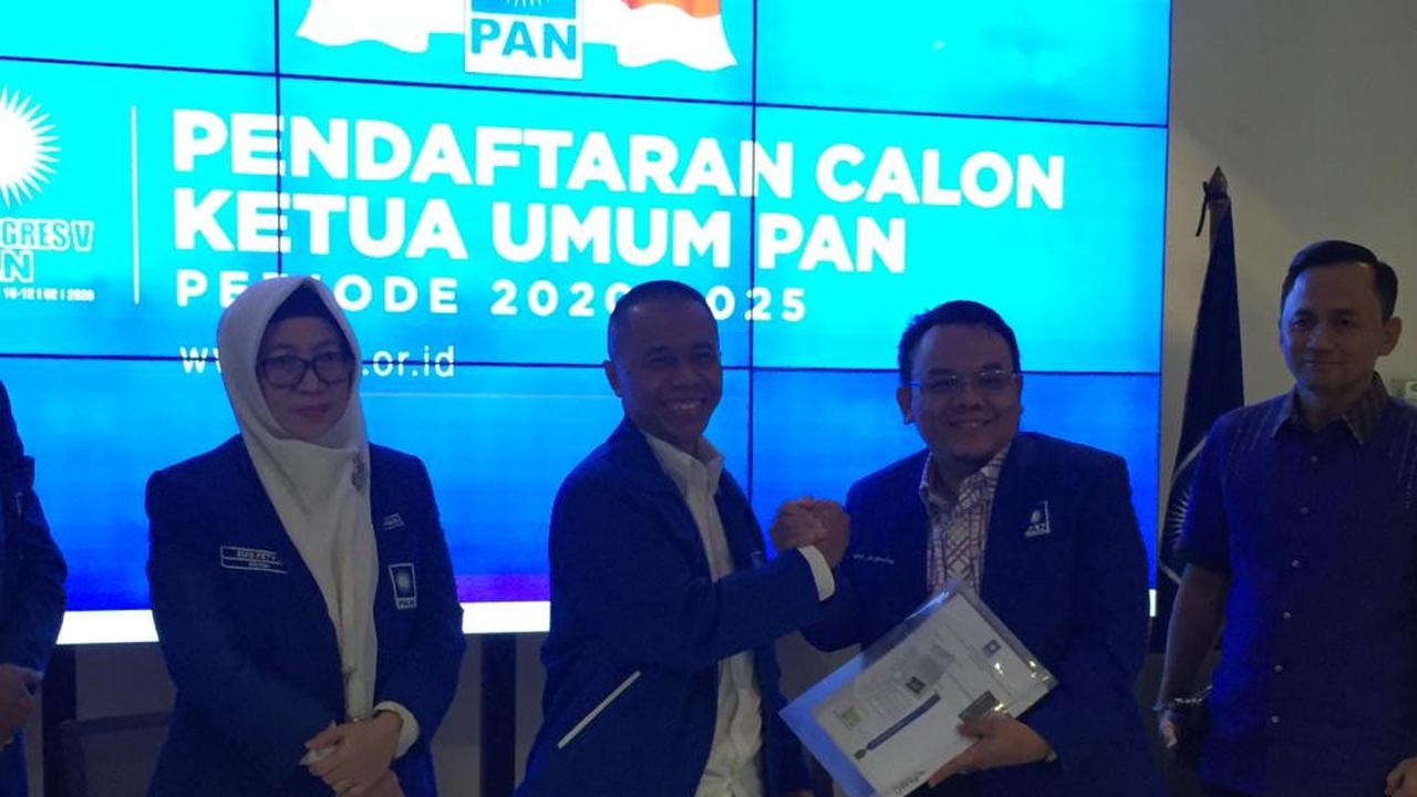 Dradjad Wibowo menyerahkan formulir pendaftaran Caketum PAN
